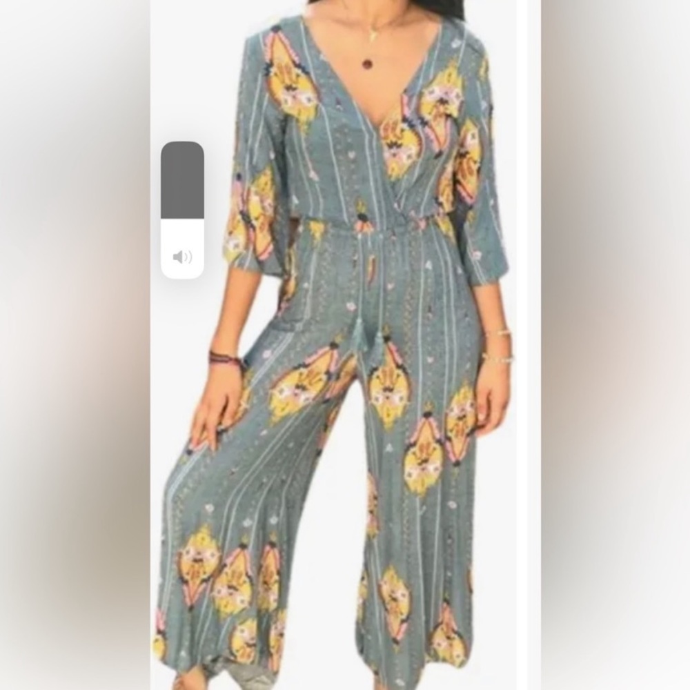 Jaase anthropology Wide Leg Jumpsuit‎ Romper Size Small rayon v neck blue print